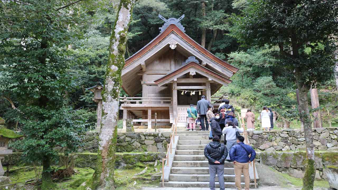 出雲大社拝殿裏の隠れスポット素鵞社(そがのやしろ)