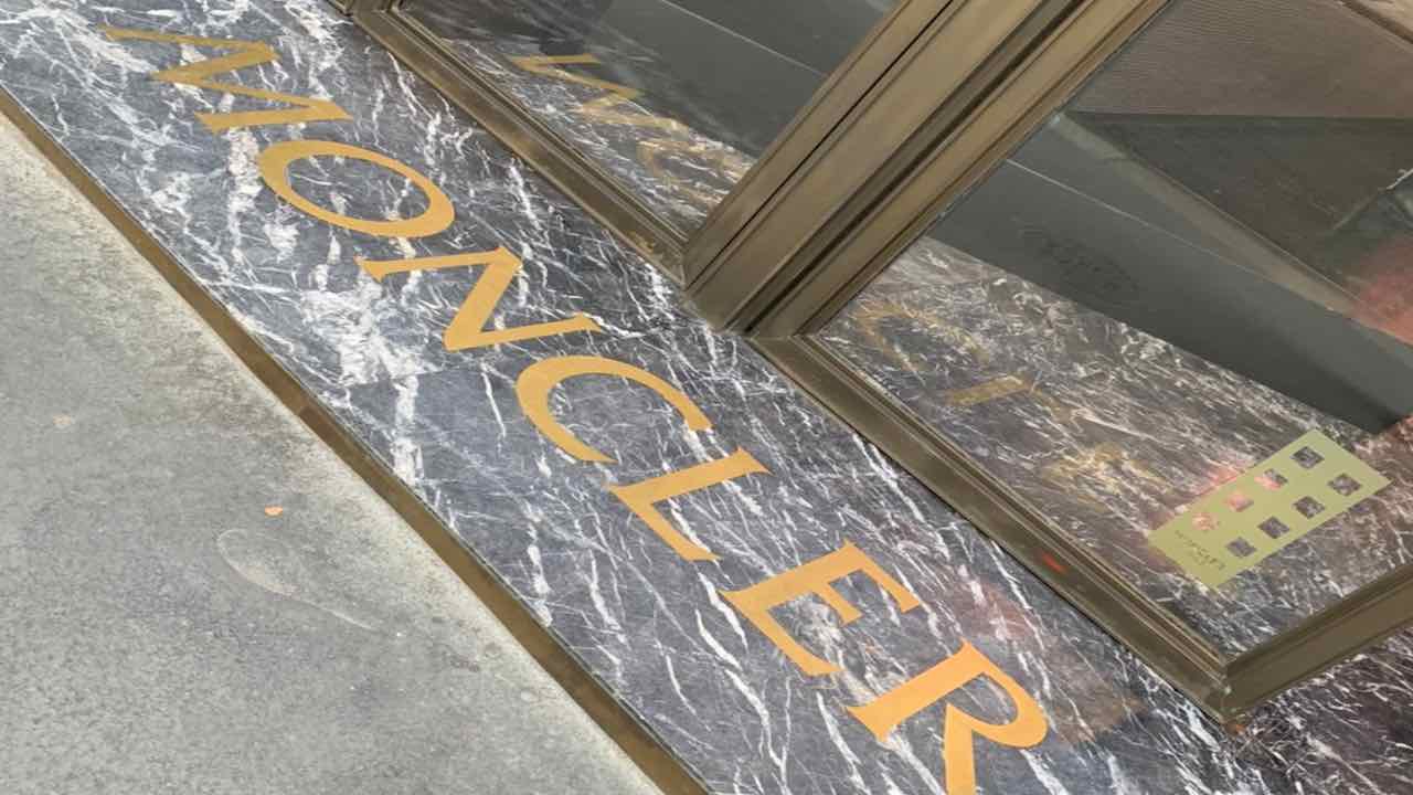パリのサントノーレ通りモンクレール本店