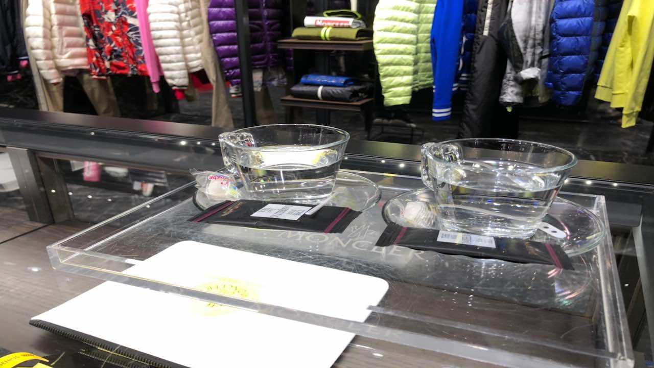 パリのサントノーレ通りモンクレール本店